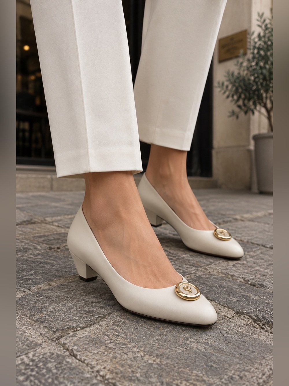 Salvatore Ferragamo 9.5B Ivory Leather Pointed Toe Pumps 231 DE 22662 SF Emblem